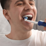 Escovar os dentes logo após comer faz mal? Entenda o que dizem os dentistas