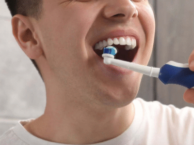 Escovar os dentes logo após comer faz mal? Entenda o que dizem os dentistas
