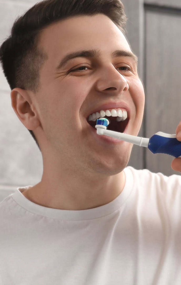 Escovar os dentes logo após comer faz mal? Entenda o que dizem os dentistas