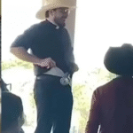 Leilão inusitado: padre coloca cueca à venda em cerimônia e público reage; VEJA VÍDEO