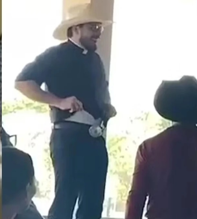 Leilão inusitado: padre coloca cueca à venda em cerimônia e público reage; VEJA VÍDEO