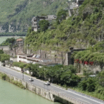 Conheça a família que vive isolada em uma ilha distante há décadas