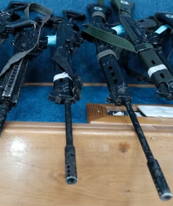 Após recontagem, número de armas apreendidas em megaoperação sobe para 120, sendo 93 fuzis: valor do material é estimado em R$ 12,8 milhões