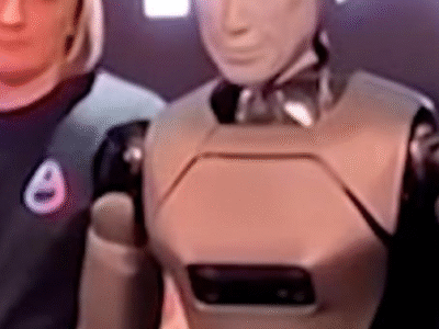 Robô humanoide da Rússia cai de cara no chão em apresentação; VEJA VÍDEO
