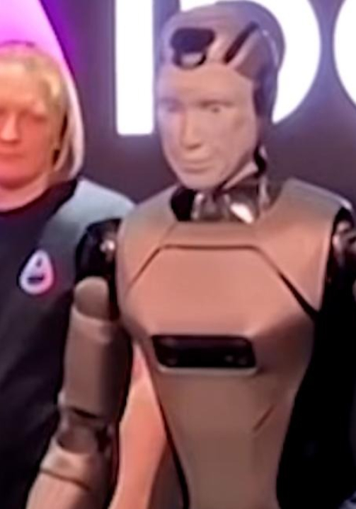 Robô humanoide da Rússia cai de cara no chão em apresentação; VEJA VÍDEO