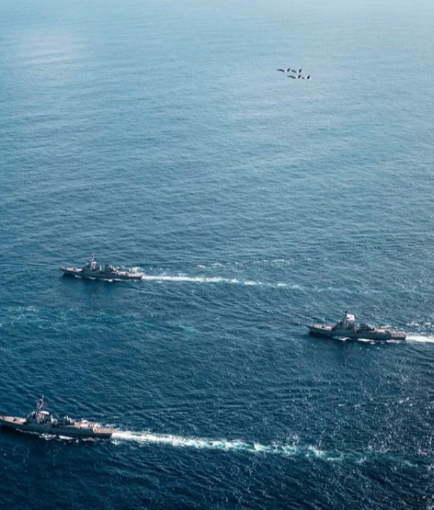 Marinha dos EUA exibe poderosa formação de porta-aviões em ação no Caribe