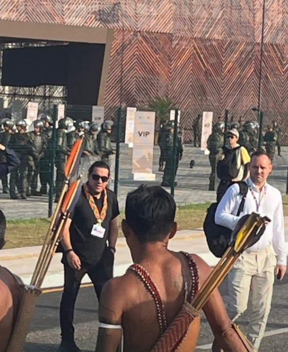 URGENTE: Em protesto indígenas acabam de bloquear entrada da COP 30; VEJA VÍDEO