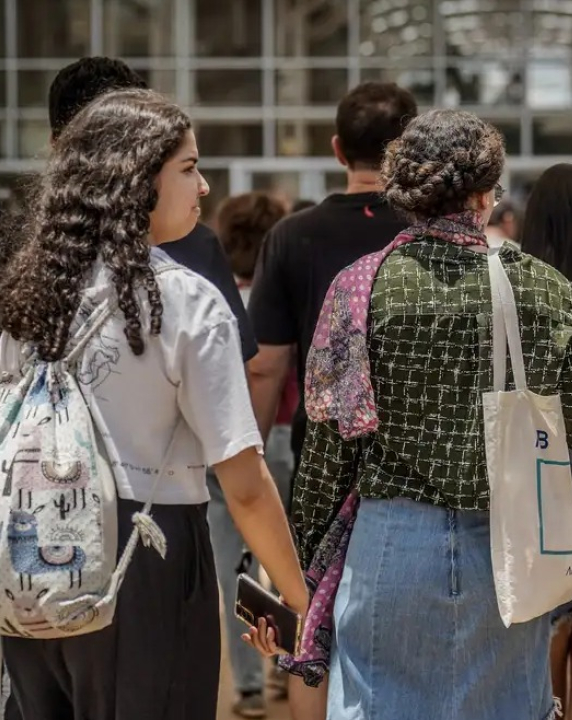 Ideia do governo Lula de aplicar o Enem a estrangeiros provoca indignação entre estudantes: ‘faltam vagas até para brasileiros’
