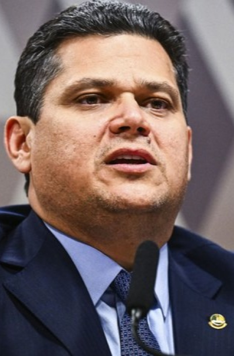 Alcolumbre telefona para senadores e anuncia que votará contra Jorge Messias.