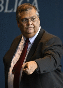 Dino e familiares usam carro blindado do TJMA como particular, diz site