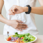 Muito tempo sem comer? Veja sintomas do jejum prolongado e os riscos para o corpo