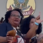 Integrantes do movimento negro celebram prisão de Bolsonaro na porta da PF; VEJA VÍDEO