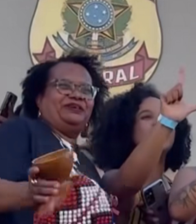 Integrantes do movimento negro celebram prisão de Bolsonaro na porta da PF; VEJA VÍDEO