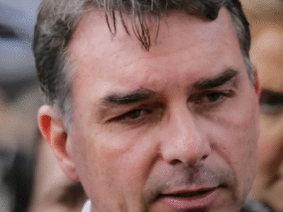 AGORA: Flávio afirma que Bolsonaro está preocupado com a ‘origem da comida’ na PF