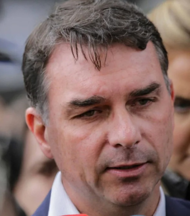 AGORA: Flávio afirma que Bolsonaro está preocupado com a ‘origem da comida’ na PF