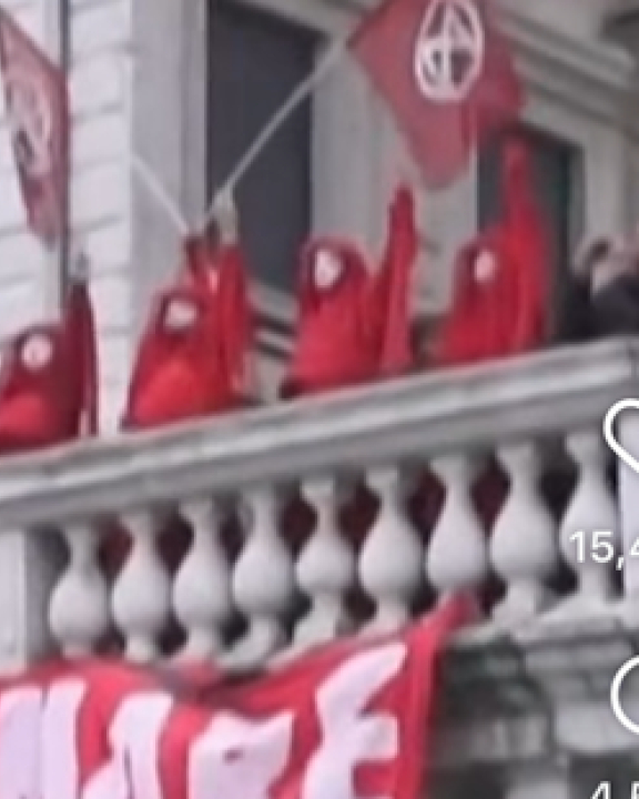 Greta Thunberg é banida de Veneza após tingir canal de verde; VEJA VÍDEO