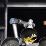 Assista: robô cozinheiro faz pratos sozinho em 4 minutos e ainda lava a louça