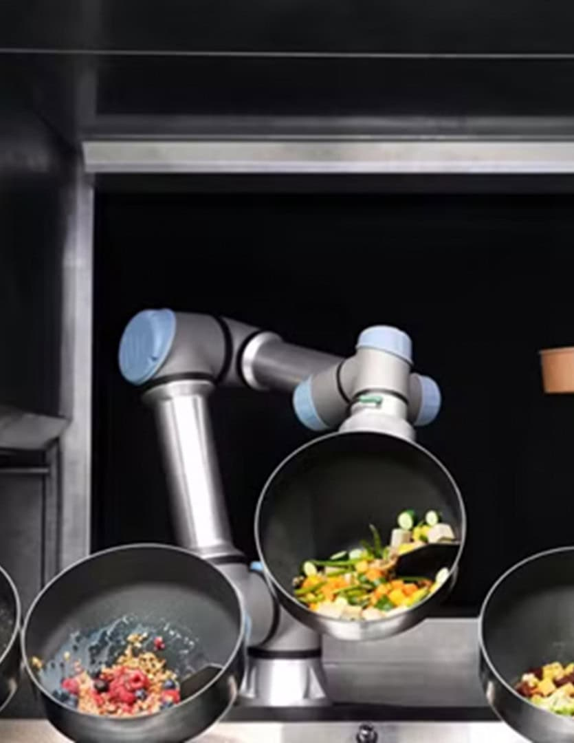 Assista: robô cozinheiro faz pratos sozinho em 4 minutos e ainda lava a louça