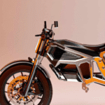 Moto com painéis solares retráteis promete recarga própria