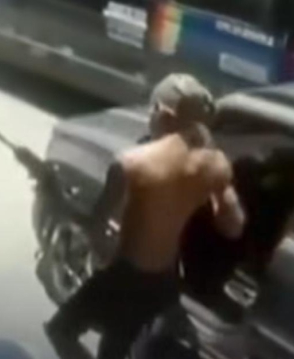 Homem desce de carro armado com fuzil e atira contra van; VEJA VÍDEO