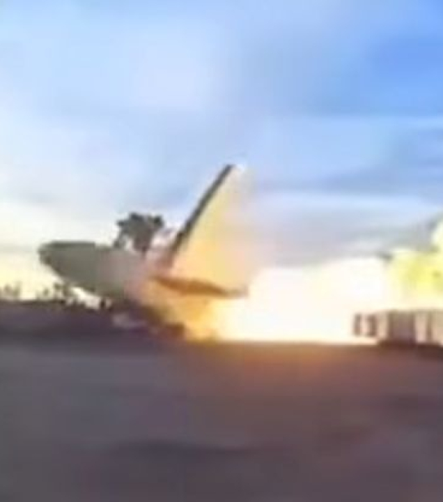 Avião de grande porte cai logo após decolar; VEJA VÍDEO