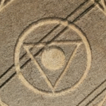 Agroglifo com formato misterioso surge no meio de plantação em cidade