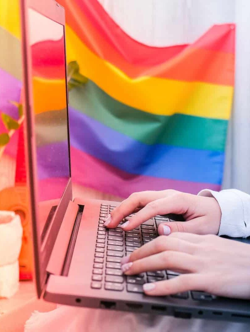 Governo chinês manda remover apps LGBTQIAPN+ da App Store