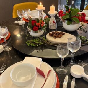 Festas de final de ano: como montar uma mesa que encanta à primeira vista. Veja as dicas da arquiteta Cristiane Schiavoni de como fazer várias composições elegantes com itens da sua casa