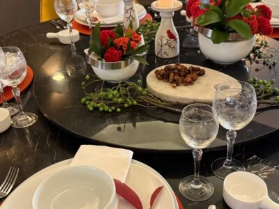 Festas de final de ano: como montar uma mesa que encanta à primeira vista. Veja as dicas da arquiteta Cristiane Schiavoni de como fazer várias composições elegantes com itens da sua casa