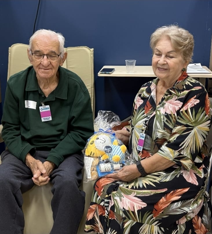 Hospital Oncológico Unimar realiza bingo para humanizar momento de medicação. Com o apoio de parceiros e brindes, manhã foi ainda mais especial para todos os participantes