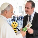 Sicredi Centro Oeste Paulists apresenta ao Papa Leão XIV resultados do Programa “A União Faz a Vida”, principal iniciativa da instituição cooperativa, com 5,3 milhões de alunos atendidos em quase cinco mil escolas, além de 230 mil professores impactados