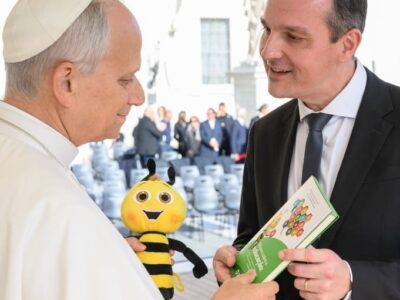 Sicredi Centro Oeste Paulists apresenta ao Papa Leão XIV resultados do Programa “A União Faz a Vida”, principal iniciativa da instituição cooperativa, com 5,3 milhões de alunos atendidos em quase cinco mil escolas, além de 230 mil professores impactados