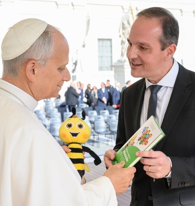 Sicredi Centro Oeste Paulists apresenta ao Papa Leão XIV resultados do Programa “A União Faz a Vida”, principal iniciativa da instituição cooperativa, com 5,3 milhões de alunos atendidos em quase cinco mil escolas, além de 230 mil professores impactados