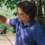 Homem joga ímã gigante no Tietê e o inesperado aparece grudado; VEJA VÍDEO