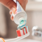 É melhor escovar os dentes antes ou depois do café da manhã? Entenda o que fazer para conservar a estrutura do dente