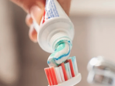 É melhor escovar os dentes antes ou depois do café da manhã? Entenda o que fazer para conservar a estrutura do dente