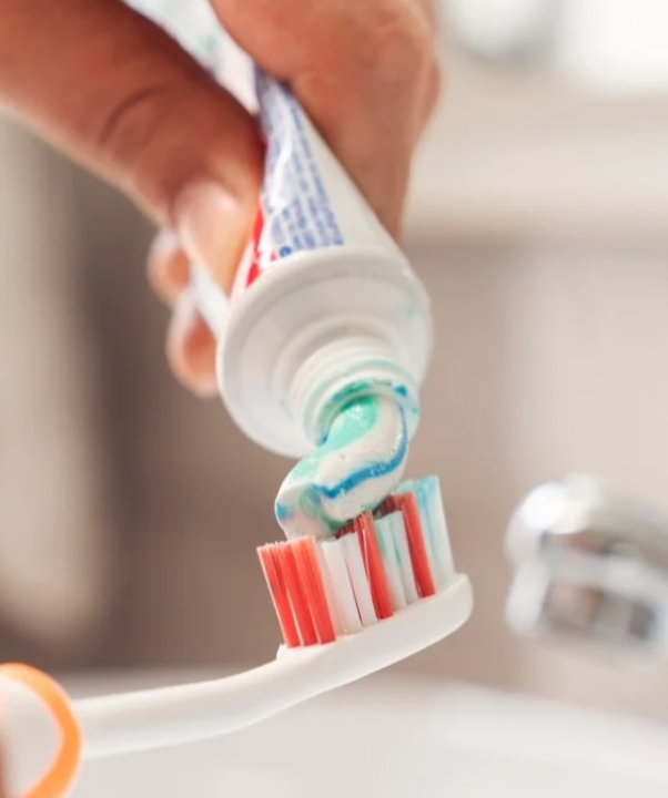 É melhor escovar os dentes antes ou depois do café da manhã? Entenda o que fazer para conservar a estrutura do dente