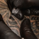 Tintas de tatuagem podem interferir no sistema imunológico e na eficácia de vacinas