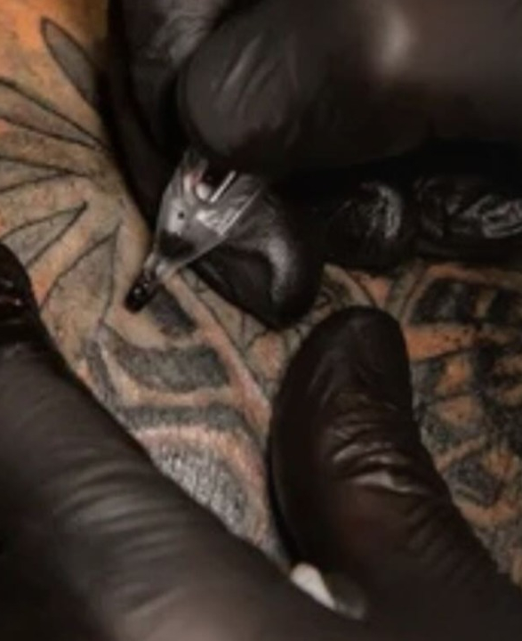 Tintas de tatuagem podem interferir no sistema imunológico e na eficácia de vacinas