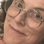 Jornalista que chamou Laurinha Bolsonaro de ‘puta’ é condenada a detenção, multa e indenização; saiba quanto