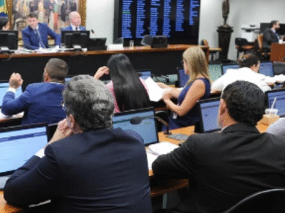 Câmara reage ao STF e aprova PL que reduz poder de decisões individuais de ministros