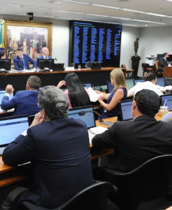 Câmara reage ao STF e aprova PL que reduz poder de decisões individuais de ministros