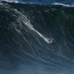 Surfista brasileiro é socorrido após cair de uma onda gigante em Nazaré, Portugal; VEJA VÍDEO