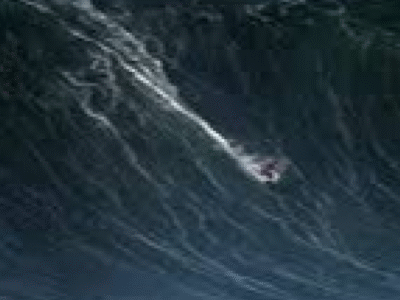 Surfista brasileiro é socorrido após cair de uma onda gigante em Nazaré, Portugal; VEJA VÍDEO