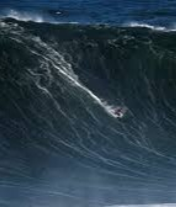 Surfista brasileiro é socorrido após cair de uma onda gigante em Nazaré, Portugal; VEJA VÍDEO