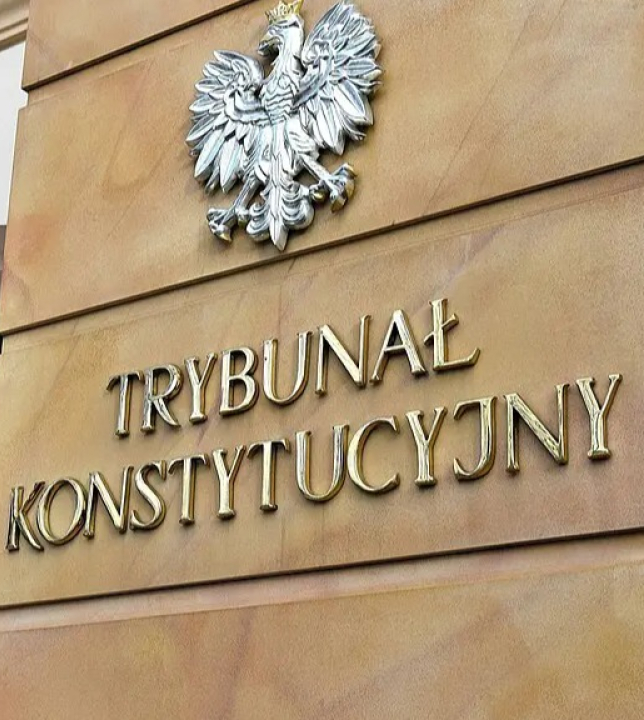 Polônia proíbe existência do Partido Comunista no país