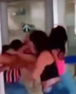 Barraco no Banco: Esposa descobre traição e se une com amantes para agredir marido; VEJA VÍDEO
