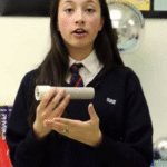 Aos 15 anos, jovem cria lanterna que funciona apenas com o calor da mão humana, dispensa pilhas e revela uma das soluções energéticas portáteis mais surpreendentes