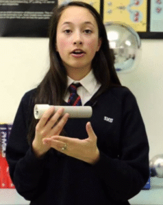 Aos 15 anos, jovem cria lanterna que funciona apenas com o calor da mão humana, dispensa pilhas e revela uma das soluções energéticas portáteis mais surpreendentes