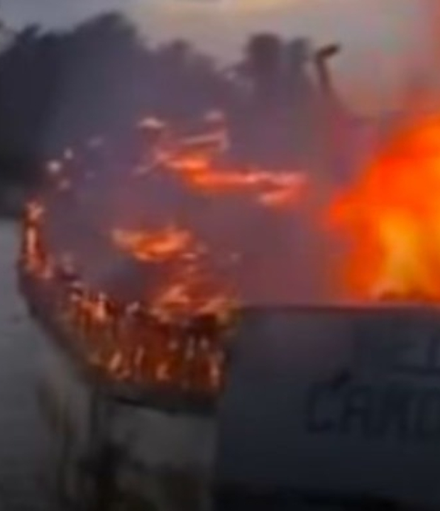 Facção incendeia barco de valor milionário por dono recusar pagar pedágio de R$350; VEJA VÍDEO
